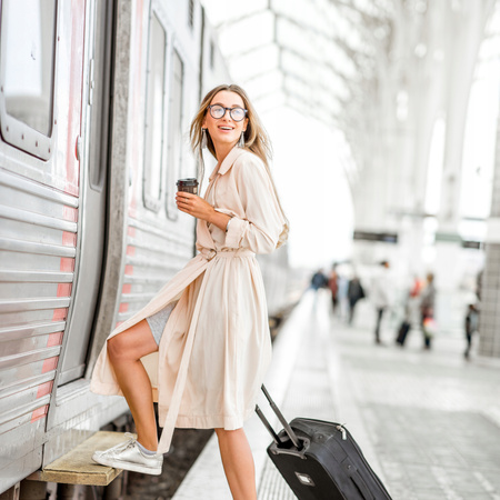 Walizka do samolotu średnia czerwona – podróżna, wytrzymała, stylowa i elegancka na kółkach Wowbag 7918 M red