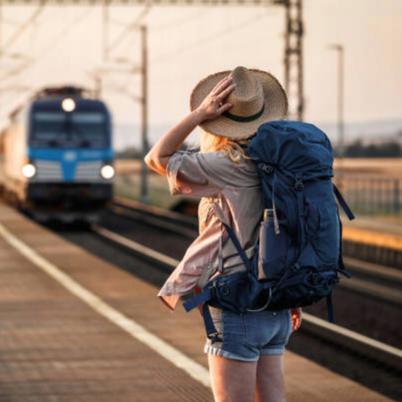 Walizka na kółkach średnia beżowa funkcjonalna walizka podróżna elegancka i modna 65L Wowbag 7905 M champagne