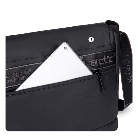Torebka listonoszka czarna duża na ramię miejska wodoodporna uniwersalna na tablet 9,5 l Arctic Hunter K00528Black