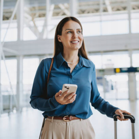 Walizka na kółkach beżowa – średnia, polipropylenowa, modna i trwała, komfortowa i elegancka  Wowbag 6910 M champagne