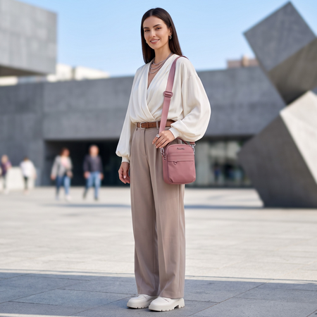Torebka saszetka damska crossbody mała na ramię nylonowa ciemnoróżowa stylowa