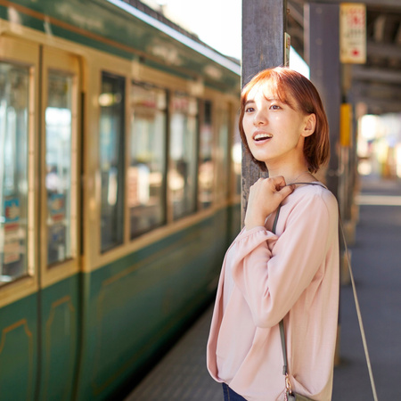 Walizka do samolotu średnia beżowa funkcjonalna walizka podróżna 74L lekka i solidna Wowbag 7900 M champagne