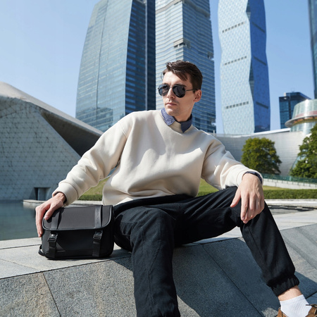 Torebka listonoszka czarna na ramię miejska wodoodporna elegancka na tablet 10,2″ 5,8 l Arctic Hunter K00568Black