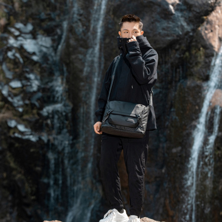 Torebka listonoszka czarna duża na ramię miejska wodoodporna uniwersalna na tablet 9,5 l Arctic Hunter K00528Black