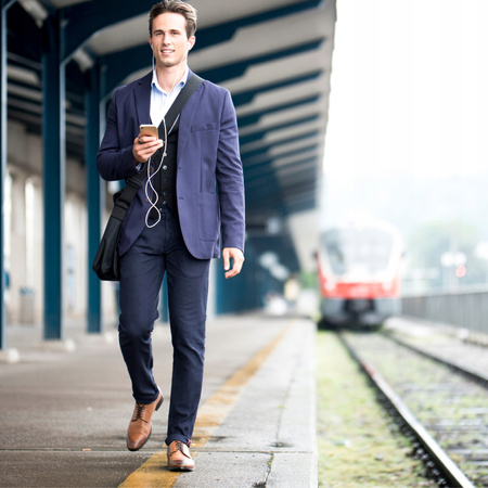 Walizka średnia czarna elegancka walizka na kółkach do samolotu 74L modna i trwała Wowbag 7900 M dark grey