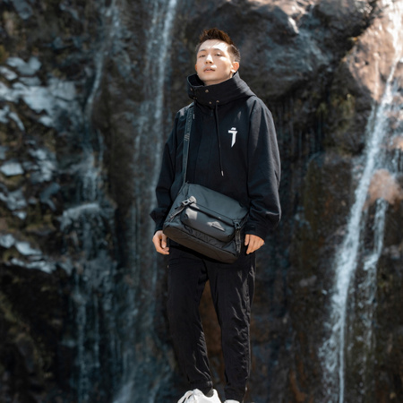 Torebka listonoszka czarna duża na ramię miejska wodoodporna uniwersalna na tablet 9,5 l Arctic Hunter K00528Black