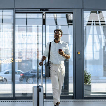 Walizka duża jasnoszara na kółkach podróżna do samolotu, lekka, elegancka i pojemna 93 L Wowbag 6910 L light grey