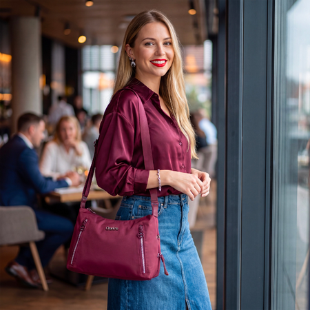 Malinowa torebka damska na ramię gustowna z szerokim regulowanym paskiem