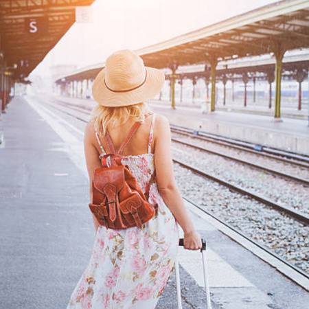 Walizka kabinowa na kółkach beżowa – stylowa, podróżna, lekka i praktyczna do samolotu Wowbag 6910 S champagne