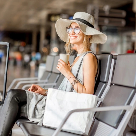 Mała walizka biała kabinowa – podróżna, elegancka, lekka, wytrzymała i praktyczna na kółkach Wowbag 7918 S white