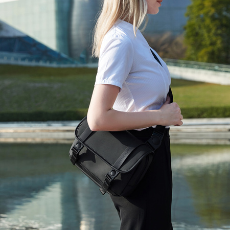 Torebka listonoszka czarna na ramię miejska wodoodporna elegancka na tablet 10,2″ 5,8 l Arctic Hunter K00568Black